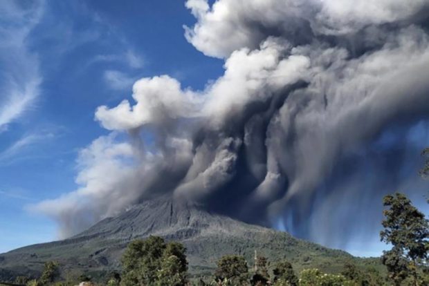 Volcano-in-eastern-indonesia-erupts-thousands-evacuated-620x414
